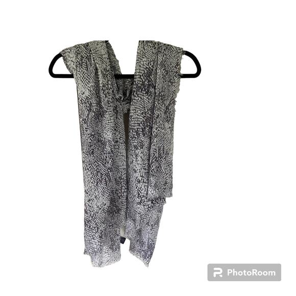 David and Young  Women's Abstract Gray White Printed Scarf (One Size) - Picture 1 of 4